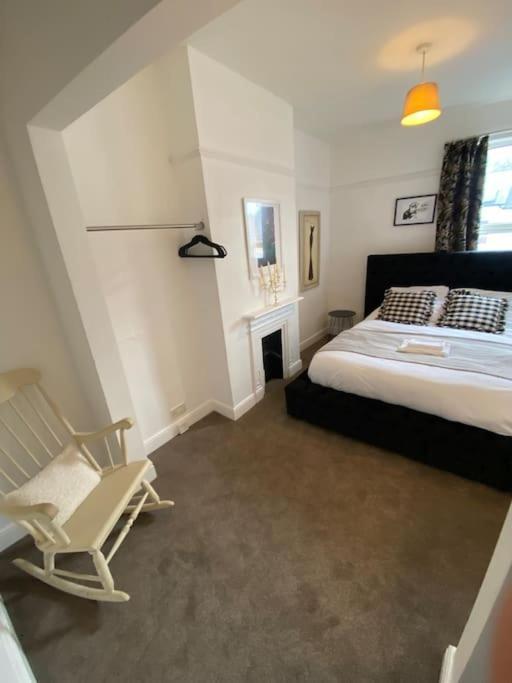 6 Bed House - 12 Minutes To Centre Birmingham